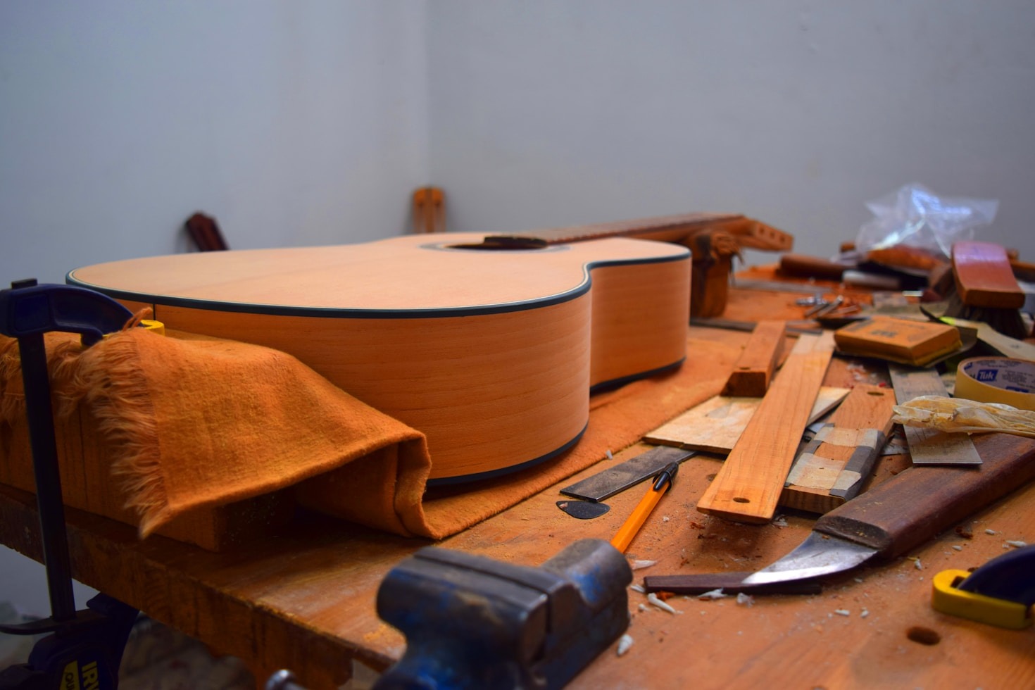 Cómo ajustar la entonación de tu guitarra